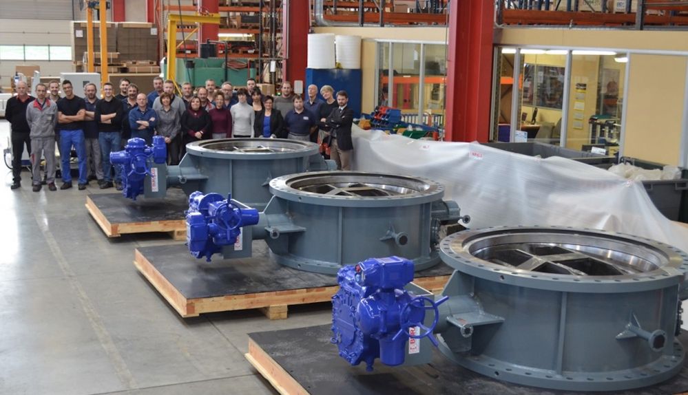 Photo du personnel de Burraco devant une turbine dans leur usine